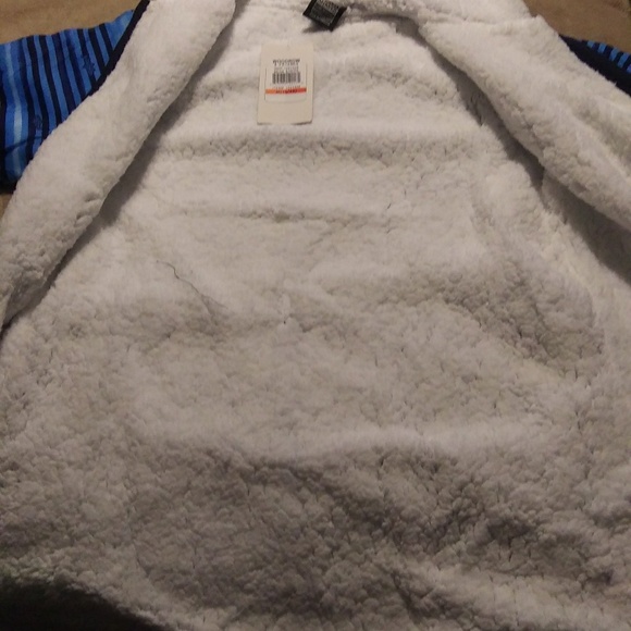 Robe - Picture 6 of 8